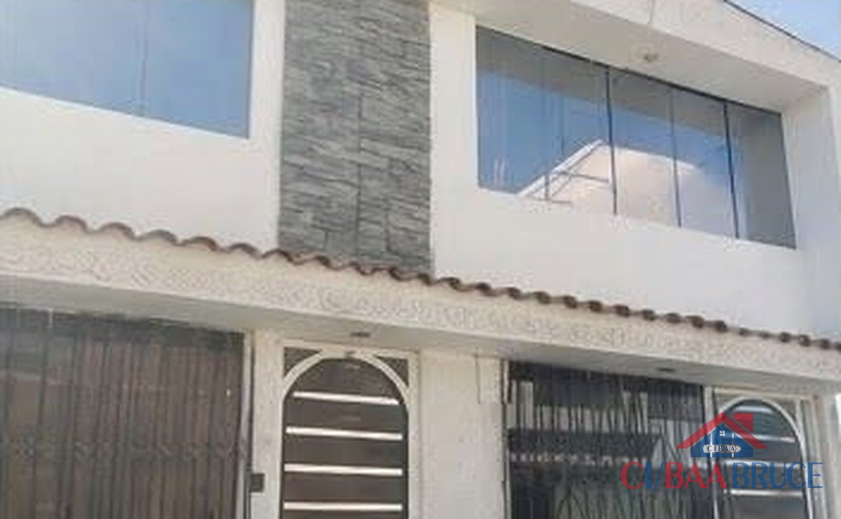 Casa de dos pisos con jacuzzi en Urb. Santa Teresa